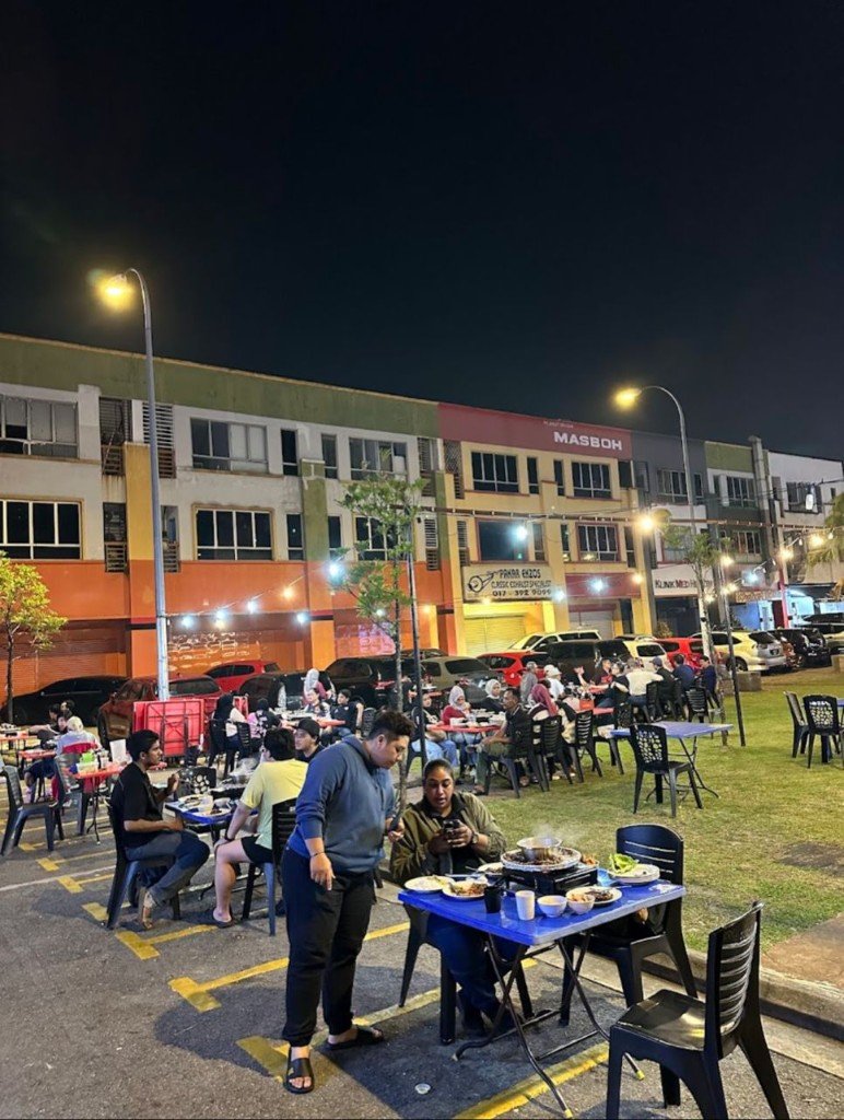 Outdoor night dining at Queen City